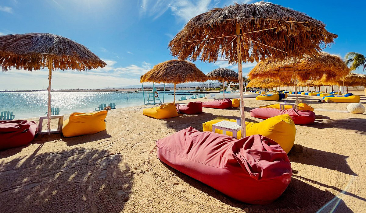B12 Beach Club